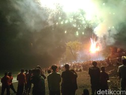 Meriah-Padatnya Pantai Trisik Kulon Progo saat Perayaan Malam Tahun Baru 2024