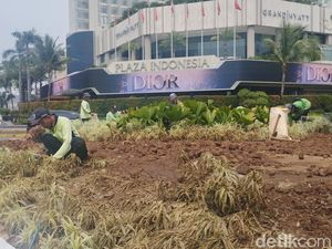 Yang Tersisa dari Malam Tahun Baru di Jakarta Yang Tersisa dari Malam Tahun Baru di Jakarta