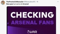 Kalau kata meme ini, VAR memeriksa kondisi fans Arsenal yang ternyata lagi menangis di tahun baru. Duh! (Foto: Twitter)