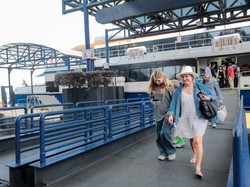 Sandiaga Sambut Wisman Pertama Tahun 2024 di Bintan