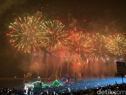 Meriahnya Pesta Kembang Api di Ancol Sambut Tahun Baru 2024