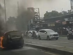 Mobil Terbakar di Jalan Raya Jakarta-Bogor, Lalin Sempat Tersendat