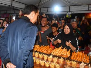 Momen Jokowi Jajan Corndog hingga Temulawak Saat Malam Tahun Baru di Solo