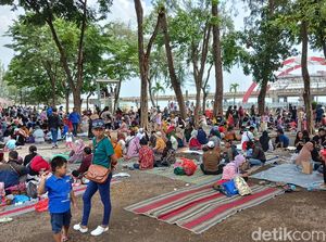Potret 1 Januari 2024: Pantai Kenjeran Diserbu Wisatawan Potret 1 Januari 2024: Pantai Kenjeran Diserbu Wisatawan