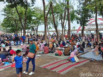 Potret 1 Januari 2024: Pantai Kenjeran Diserbu Wisatawan