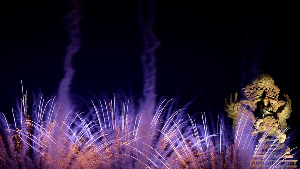 Pesta Kembang Api di Patung GWK Bali