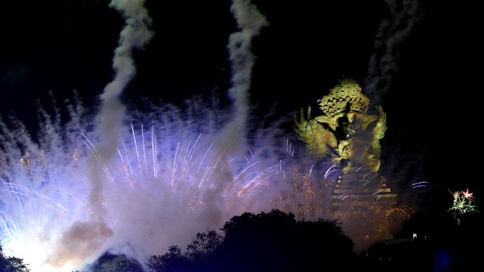 Pesta Kembang Api di Patung GWK Bali Suasana pesta kembang api malam peringatan pergeseran tahun di kawasan Garuda Wisnu Kencana (GWK) Cultural Park, Badung, Bali, Senin (1/1/2024). ANTARA FOTO/Fikri Yusuf/rwa.