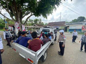 Polisi Cegat Pikap Rombongan Wisatawan di Blitar Karena Membahayakan Polisi Cegat Pikap Rombongan Wisatawan di Blitar Karena Membahayakan