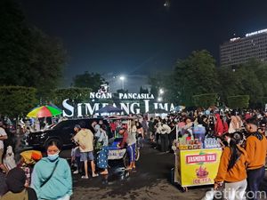 Potret Keramaian Warga Rayakan Tahun Baru 2024 di Simpang Lima Semarang