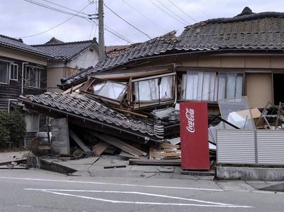 Gempa Bikin Rumah Ambruk dan Jalan Retak di Jepang