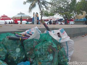Sampah Pesta Kembang Api di Pantai Kuta hingga Seminyak Tembus 9 Ton! Sampah Pesta Kembang Api di Pantai Kuta hingga Seminyak Tembus 9 Ton!