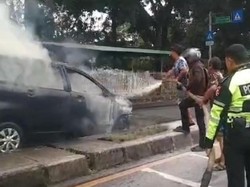Taksi Online di Cibinong Terbakar, Tiga Penumpang Sempat Berlari Keluar