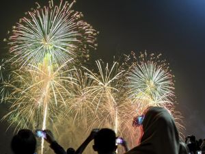 Tahun Baru dan Wajah Politik Kita Tahun Baru dan Wajah Politik Kita