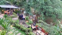 Foto: Kafe Instagramble di Tepi Sungai Ciliwung