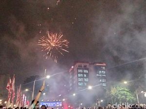 Meriahnya Pergantian Tahun di Surabaya Meski Sempat Diguyur Hujan