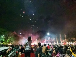 Lautan Warga Surabaya dan Hiburan Petasan-Klakson di Malam Pergantian Tahun