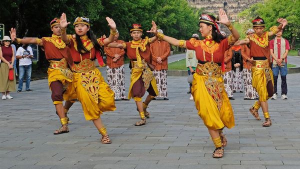 Tari Soreng Sambut Wisatawan Pertama 2024 di Borobudur