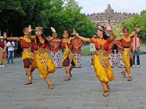 Tari Soreng Sambut Wisatawan Pertama 2024 di Borobudur