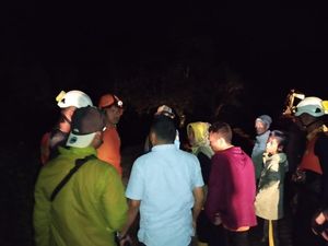 Tim SAR Cari Pemotor yang Terseret Banjir Saat Lewati Jalan Longsor di Kerinci