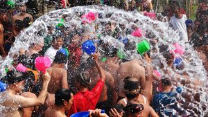 Serunya Perang Air di Gianyar Bali