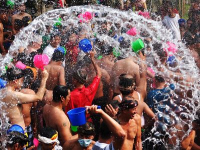 Serunya Perang Air di Gianyar Bali