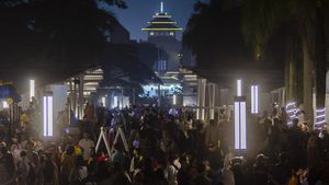 Tumpah Ruah Warga Bandung Rayakan Tahun Baru 2024