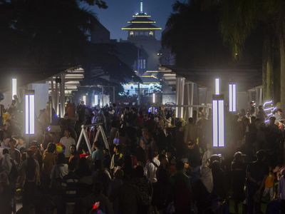 Tumpah Ruah Warga Bandung Rayakan Tahun Baru 2024