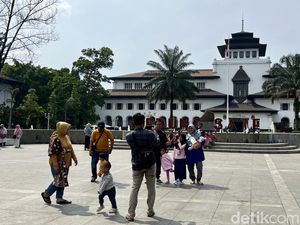 Cerianya Para Wisatawan Mengawali 2024 di Gedung Sate dan Gasibu