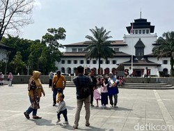 Cerianya Para Wisatawan Mengawali 2024 di Gedung Sate dan Gasibu