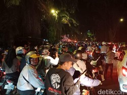 Warga Padati Tugu Kujang Bogor Rayakan Tahun Baru, Lalin Sempat Macet