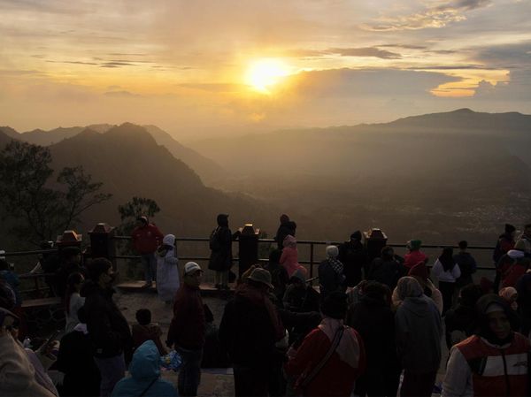 Wisatawan Ramai-ramai Lihat Sunrise Pertama 2024 di Bromo