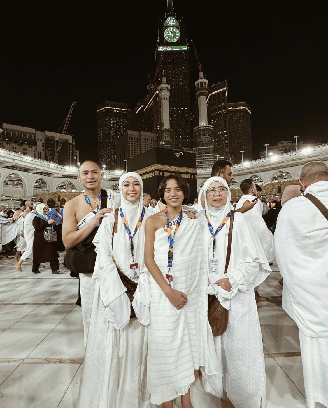 BCL Tampil Syar’i Saat Umrah di Tahun Baru