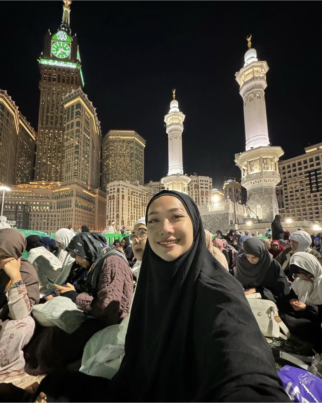 BCL Tampil Syar’i Saat Umrah di Tahun Baru