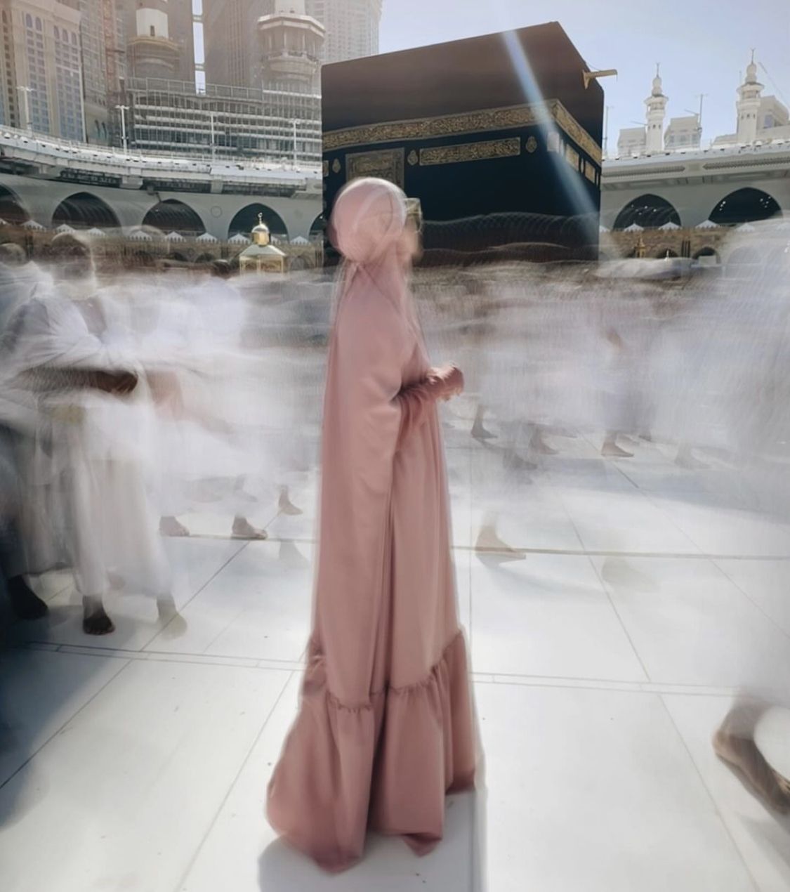 BCL Tampil Syar’i Saat Umrah di Tahun Baru