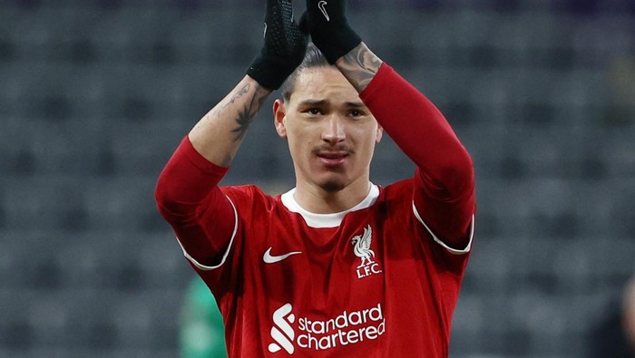 Soccer Football - Europa League - Group E - Union Saint-Gilloise v Liverpool - Lotto Park, Anderlecht, Belgium - December 14, 2023 Liverpools Darwin Nunez applauds fans after the match REUTERS/Yves Herman