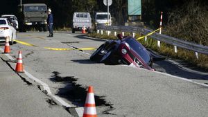 Jalanan Rusak-Rumah Hancur Dihantam Gempa Jepang
