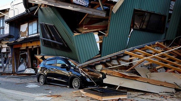 Deretan Mobil yang Jadi Korban Gempa di Jepang Gempa juga mengakibatkan sejumlah mobil rusak akibat tertimpa bangunan di Jepang, Selasa (2/1/2024).