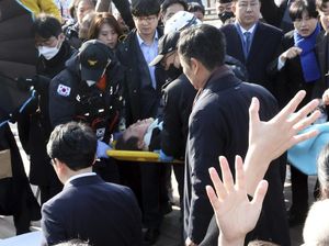 Horor Penikaman Pemimpin Oposisi Korea Selatan di Tengah Wawancara Horor Penikaman Pemimpin Oposisi Korea Selatan di Tengah Wawancara