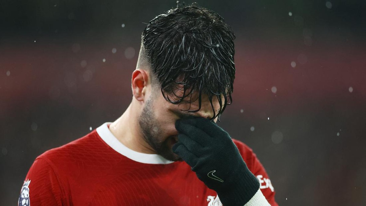 Gelandang Liverpool Dominik Szoboszlai mengalami cedera hamstring dalam pertandingan melawan Newcastle United (Foto: REUTERS/CARL RECINE)
