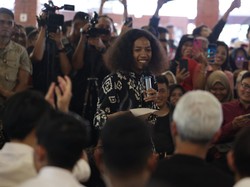 Momen Anak Muda Ngopi Bareng Ganjar-Bacakan Puisi Wiji Thukul di Jepara