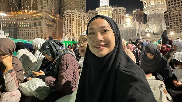 6 Foto Artis Umrah Saat Tahun Baru 2024, Gaya BCL Pakai Khimar Jadi Sorotan