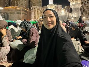 6 Foto Artis Umrah Saat Tahun Baru 2024, Gaya BCL Pakai Khimar Jadi Sorotan