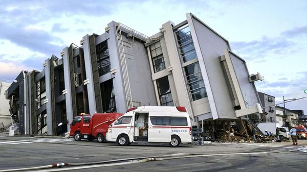 Gedung Ambruk Usai Diguncang Gempa di Jepang