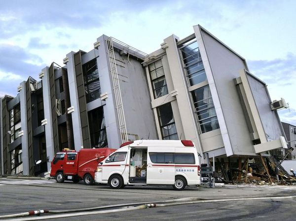 Gedung Ambruk Usai Diguncang Gempa di Jepang