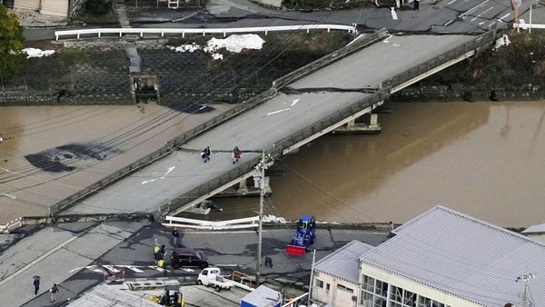 Getaran Gempa Bikin Jembatan Retak dan Jalan Ambles di Jepang