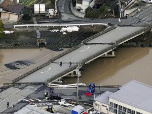 Getaran Gempa Bikin Jembatan Retak dan Jalan Ambles di Jepang Getaran Gempa Bikin Jembatan Retak dan Jalan Ambles di Jepang