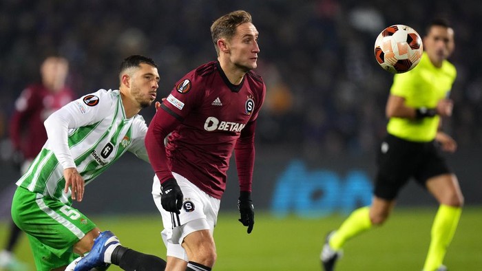 Betis' Guido Rodriguez, left, challenges Sparta's Jan Kuchta during the Europa League group C soccer match between Sparta Prague and Betis at the Epet Arena in Prague, Czech Republic, Thursday, Nov. 30, 2023. (AP Photo/Petr David Josek)