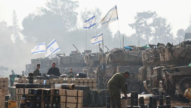 An Israeli soldier handles ammunition, amid the ongoing conflict between Israel and the Palestinian Islamist group Hamas, near the Israel-Gaza border, in southern Israel, January 1, 2024. REUTERS/Violeta Santos Moura