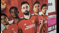 Sosok Sancho juga mejeng di bagian depan kalender, bersama Raphael Varane dan Casemiro yang masa depannya ikut dispekulasikan bulan Januari ini. Foto: dok. Internet/X (Twitter)