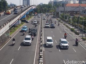 Jalanan Surabaya Kembali Ramai Usai Liburan Tahun Baru Jalanan Surabaya Kembali Ramai Usai Liburan Tahun Baru